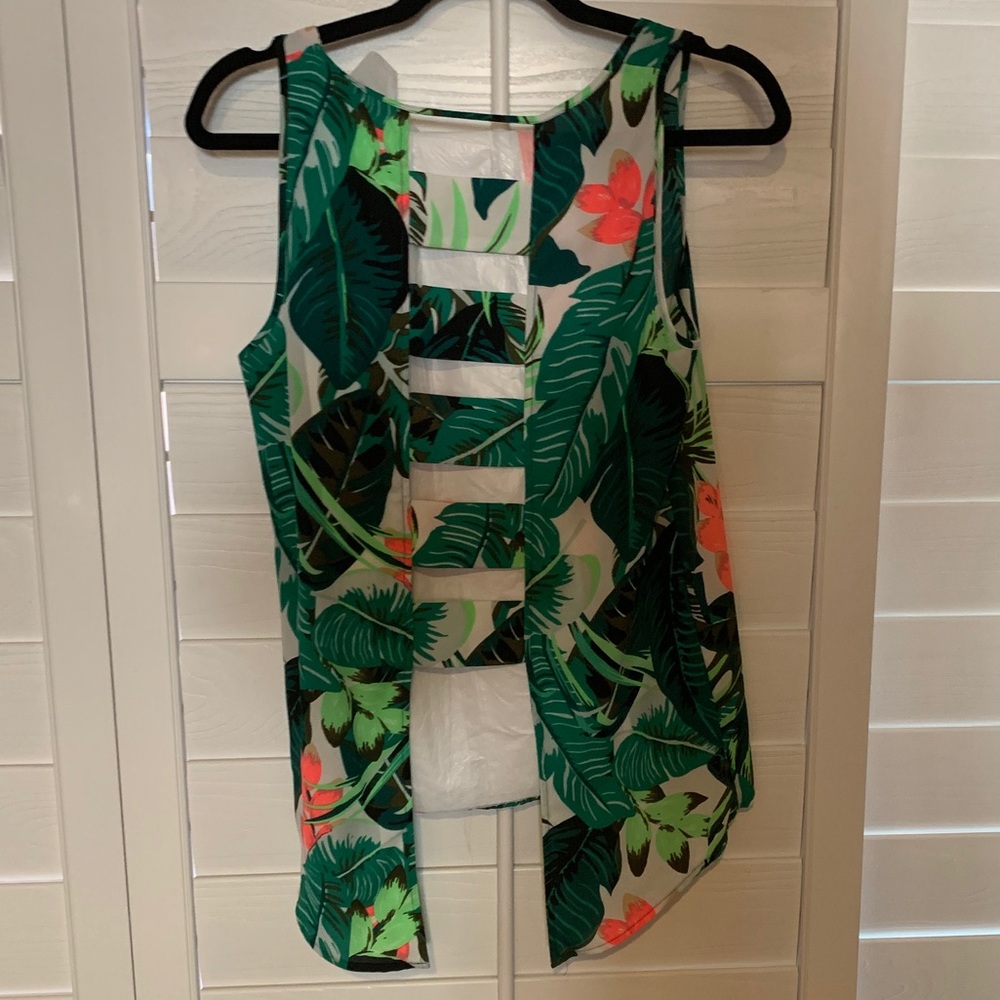 Express Cutout Top - Picture 2 of 3